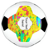 De spetsels van de verf op een gele achtergrond voetbal (Gedraaid)
