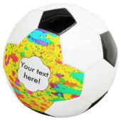 De spetsels van de verf op een gele achtergrond voetbal (Drie kwart)