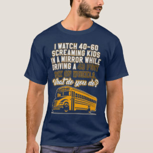 De spiegel rijdt tijdens het rijden op de grappige t-shirt