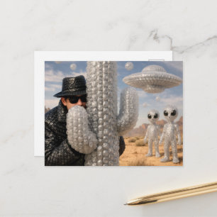 De spion in de woestijn met de buitenaardse wezens briefkaart