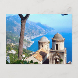 De spitsen van de kerk op de Amalfi kust Briefkaart