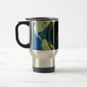 De spreker van de muziek op een wereldkaart reisbeker (Links)