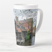 De stad Brugge in België Latte Mok (Rechterhoek)