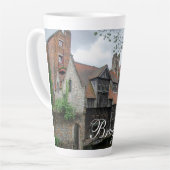 De stad Brugge in België Latte Mok (Linkerhoek)