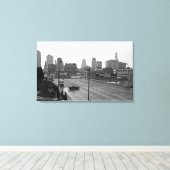 De stad Kansas City Skyline-Black en White Photo Canvas Afdruk (Insitu (Houten vloer))