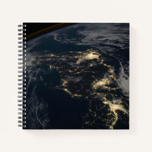 De stad licht 's nachts in Japan. Notitieboek