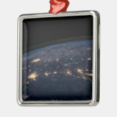 De stad ligt in het zuiden van de VS. Metalen Ornament (Links)