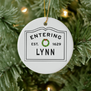De stad Lynn Holiday Wreath Ceramic Ornament