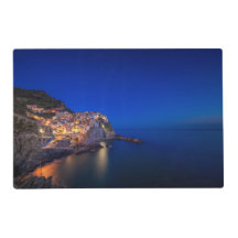 De stad Manarola in de Cinque Terre in de avond