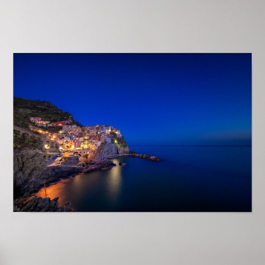 De stad Manarola in de Cinque Terre in de avond Poster (Voorkant)