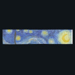 De Sterrennacht, 1889, van Vincent van Gogh Korte Tafelloper<br><div class="desc">De Sterrennacht,  1889 van Vincent van Gogh. Het schildert het uitzicht af uit het oostelijke raam van zijn asielkamer op Saint-Rémy-de-Provence,  vlak voor zonsopgang,  met toevoeging van een denkbeeldig dorp.</div>