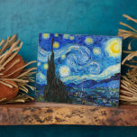 De Sterrennacht | Van Gogh | Fotoplaat<br><div class="desc">De Sterrennacht is een schilderij van de Nederlandse Post-Impressionistische schilder Vincent van Gogh. Het schildert in juni 1889 en toont het uitzicht uit het oostelijke gedeelte van zijn asielkamer op Saint-Rémy-de-Provence,  vlak voor zonsopgang,  met toevoeging van een denkbeeldig dorp.</div>