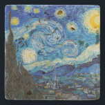 De Sterrennacht | Van Gogh | Stenen Onderzetter<br><div class="desc">De Sterrennacht is een schilderij van de Nederlandse Post-Impressionistische schilder Vincent van Gogh. Het schildert in juni 1889 en toont het uitzicht uit het oostelijke gedeelte van zijn asielkamer op Saint-Rémy-de-Provence,  vlak voor zonsopgang,  met toevoeging van een denkbeeldig dorp.</div>