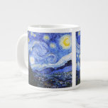 De Sterrennacht van Van Gogh Grote Koffiekop<br><div class="desc">Van Gogh schilderde in 1889 'De Sterrennacht' uit het geheugen, terwijl hij in Frankrijk in een asiel zat, waar hij zich aansloot voor depressie.De scène toont het uitzicht uit zijn slaapkamerraam. Op het schilderij staan de maan, Venus en veel sterren omringd door geel en wit licht.Onderaan bevindt zich een kerk...</div>