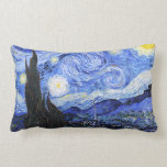 De Sterrennacht van Van Gogh Kussen<br><div class="desc">Van Gogh schilderde in 1889 'De Sterrennacht' uit het geheugen, terwijl hij in Frankrijk in een asiel zat, waar hij zich aansloot voor depressie.De scène toont het uitzicht uit zijn slaapkamerraam. Op het schilderij staan de maan, Venus en veel sterren omringd door geel en wit licht.Onderaan bevindt zich een kerk...</div>