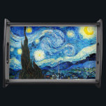 De Sterrennacht van Vincent Van Gogh Dienblad<br><div class="desc">Het schilderij wordt gedomineerd door een door de maan en sterren gevulde nachthemel. Het neemt driekwart van het afbeelding vliegtuig op en lijkt turbulent, zelfs geagiteerd, met intens zwenkende patronen die over zijn oppervlak lijken te rollen als golven. Het wordt gepokkeld met heldere orbs-met inbegrip van de halve maan uiterst...</div>