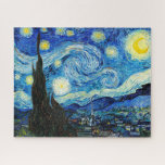 De Sterrennacht van Vincent Van Gogh Legpuzzel<br><div class="desc">Het schilderij wordt gedomineerd door een door de maan en sterren gevulde nachthemel. Het neemt driekwart van het afbeelding vliegtuig op en lijkt turbulent, zelfs geagiteerd, met intens zwenkende patronen die over zijn oppervlak lijken te rollen als golven. Het wordt gepokkeld met heldere orbs-met inbegrip van de halve maan uiterst...</div>