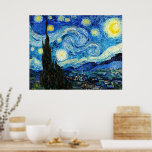 De Sterrennacht van Vincent Van Gogh Poster<br><div class="desc">Het schilderij wordt gedomineerd door een door de maan en sterren gevulde nachthemel. Het neemt driekwart van het afbeelding vliegtuig op en lijkt turbulent, zelfs geagiteerd, met intens zwenkende patronen die over zijn oppervlak lijken te rollen als golven. Het wordt gepokkeld met heldere orbs-met inbegrip van de halve maan uiterst...</div>