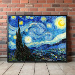 De Sterrennacht van Vincent Van Gogh Poster<br><div class="desc">Het schilderij wordt gedomineerd door een door de maan en sterren gevulde nachthemel. Het neemt driekwart van het afbeelding vliegtuig op en lijkt turbulent, zelfs geagiteerd, met intens zwenkende patronen die over zijn oppervlak lijken te rollen als golven. Het wordt gepokkeld met heldere orbs-met inbegrip van de halve maan uiterst...</div>