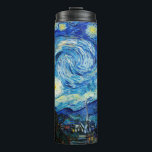 De Sterrennacht van Vincent Van Gogh Thermosbeker<br><div class="desc">Het schilderij wordt gedomineerd door een door de maan en sterren gevulde nachthemel. Het neemt driekwart van het afbeelding vliegtuig op en lijkt turbulent, zelfs geagiteerd, met intens zwenkende patronen die over zijn oppervlak lijken te rollen als golven. Het wordt gepokkeld met heldere orbs-met inbegrip van de halve maan uiterst...</div>