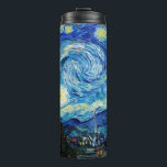 De Sterrennacht van Vincent Van Gogh Thermosbeker<br><div class="desc">Het schilderij wordt gedomineerd door een door de maan en sterren gevulde nachthemel. Het neemt driekwart van het afbeelding vliegtuig op en lijkt turbulent, zelfs geagiteerd, met intens zwenkende patronen die over zijn oppervlak lijken te rollen als golven. Het wordt gepokkeld met heldere orbs-met inbegrip van de halve maan uiterst...</div>