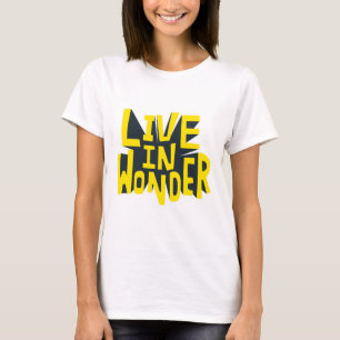 De sticker van de typografie leeft in wonderprijso t-shirt