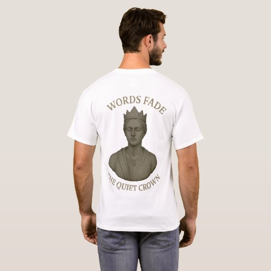 De Stille Kroon – Kracht Buiten Woorden T-shirt (Achterkant volledig)