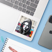 De Stille Waarnemer – Gehoode Figuur Vierkante Vin Sticker (Laptop met iPhone)