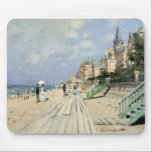 De stoep in Trouville door Claude Monet Muismat<br><div class="desc">De Boardwalk in Trouville (1870) door Claude Monet is een impressionistisch kunstschilderij met een strand in een reservaat in Normandië, Frankrijk op een mooie zonnige dag. Over de kunstenaar: Claude Monet (1840-1926) was een oprichter van de Franse impressionistische schilderbeweging, waarbij de meeste schilderijen "en plein air" (in de open lucht)...</div>
