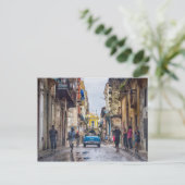 De straten van Havana kruisen in een oude auto Briefkaart (Staand voorkant)