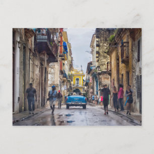De straten van Havana kruisen in een oude auto Briefkaart