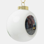 De straten van Manchester Keramische Bal Ornament (Links)