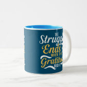 De strijd eindigt als de dankbaarheid begint tweekleurige koffiemok (Voorkant rechts)