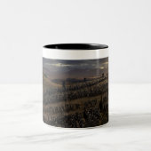 De strijd om de Pelennor Fields Tweekleurige Koffiemok (Center)