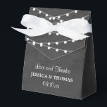 De String Lights On Chalkboard Wedding Collectie Bedankdoosjes<br><div class="desc">Vier het feest in stijl met deze elegante en trendy trouwcadeautjesdozen. Het ontwerp is eenvoudig te personaliseren met je eigen tekst en je familie en vrienden zullen in hun nopjes zijn als ze deze prachtige cadeautjes ontvangen. Overeenkomstige items zijn te vinden in de collectie.</div>