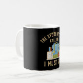 De studenten roepen dat ik weg moet koffiemok (Voorkant links)