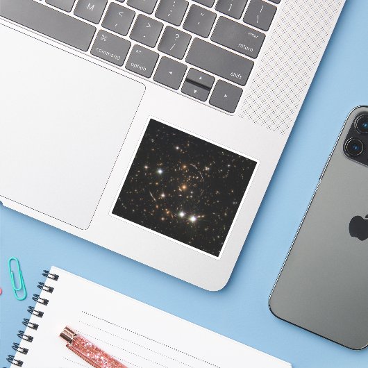 De Sunburst Arc in een enorme sterrenstelsel clust Sticker (Laptop met iPhone)