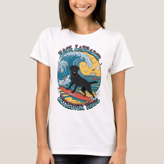 De Surfing Pup Black Labrador Retriever T-shirt (Voorkant)