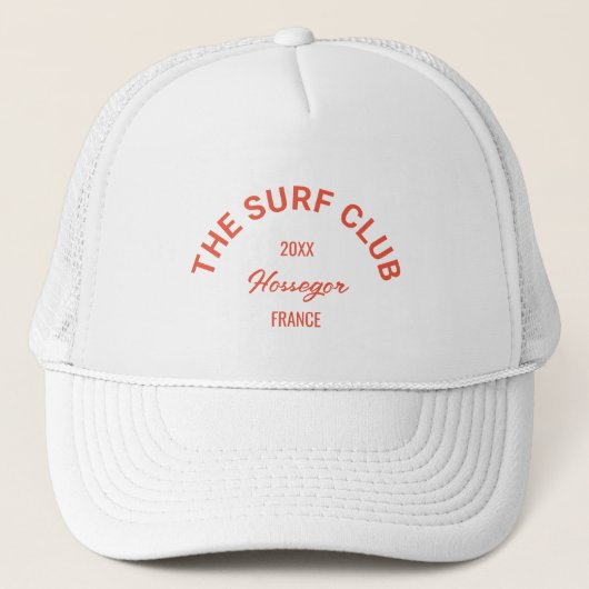 De Surven Club Custom Red Crest Surfers Wit Trucker Pet (Voorkant)