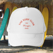 De Surven Club Custom Red Crest Surfers Wit Trucker Pet