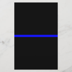De symbolische dunne blauwe lijn op effen zwart briefpapier