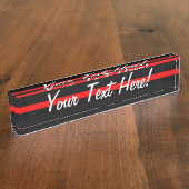 De symbolische dunne rode lijn horizontaal zwart naambordje (Zijkant)