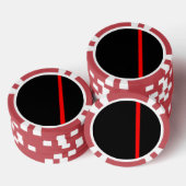 De symbolische dunne rode lijn op zwart poker chips (Opstapeling)
