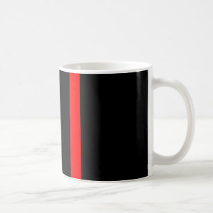 De symbolische dunne rode lijn verticaal op een koffiemok