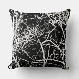 De takken van de boom op zwarte achtergrond kussen