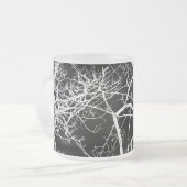 De takken van de boom op zwarte achtergrond matglas koffiemok (Voorkant links)