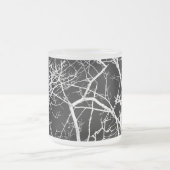 De takken van de boom op zwarte achtergrond matglas koffiemok (Center)