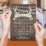 "De tante is voorbij" Rustic Barn Evening Weddensc Kaart<br><div class="desc">Rustige landherten tegenstanders "The Hunt is Over" ontwerpen met een reeks lichten op een schuur houten achtergrond, ideaal voor een avondbruiloft in de openlucht, een bruiloft in de schuur, een valbruiloft, een bruiloft in het land, een bruiloft in de cowboy... .Pas de tekst aan met uw eigen tekst. U kunt...</div>