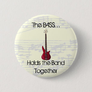 De tas houdt de band in de Button
