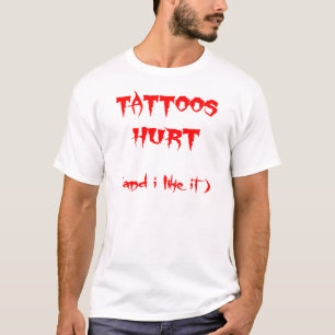 De tattoos kwetsen en ik houd van het t-shirt